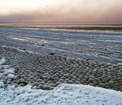 Ледяные шары в Финском заливе.
