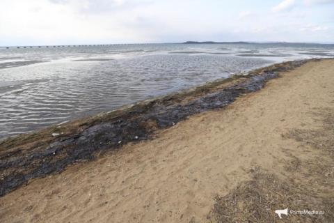 Последствия крупного разлива мазута во Владивостоке устранены – МЧС. Фото: ИА PrimaMedia